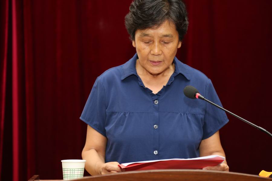 总监票人王宝书介绍候选人简况