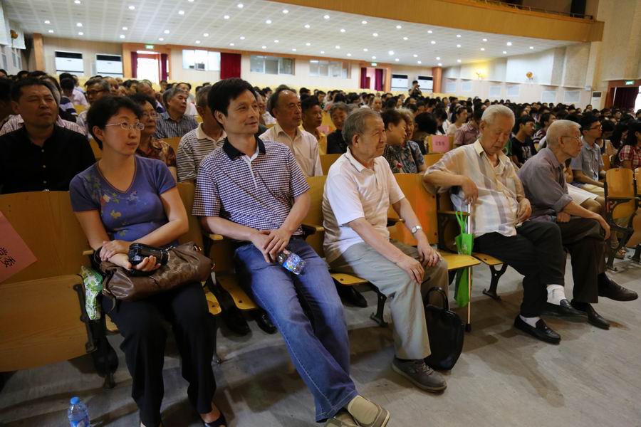 参加大会的离退休代表