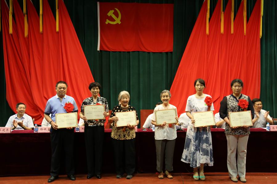 优秀共产党员合影(从左二起为张宣华、王铭慈、刘嘉华)