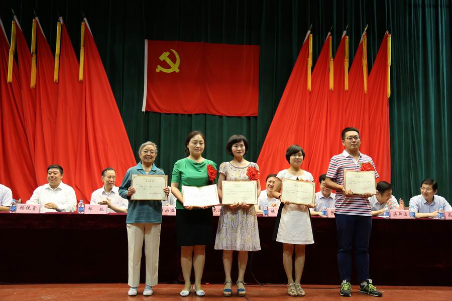优秀党支部书记合影(左一为胡春彦)