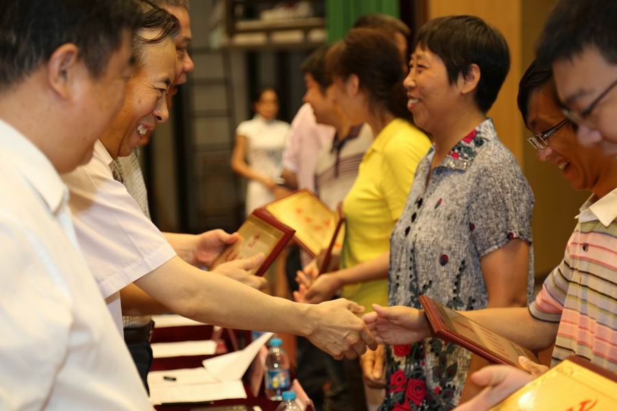 先进党支部1-6号楼支部书记唐西荣领奖