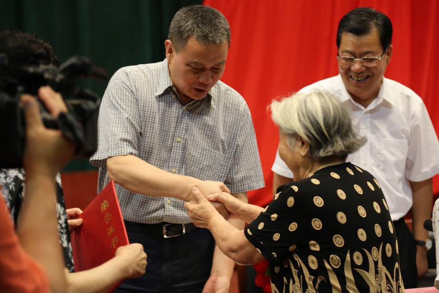 校党委书记陈治亚为优秀共产党员王铭慈颁奖