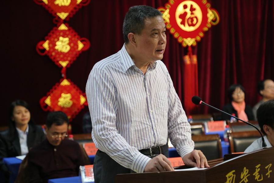 陈治亚代表学校党政领导班子、全体教职员工,向各位老同志表示热烈祝贺和美好祝福,向为西电改革发展无私奉献的老前辈们表示衷心感谢和诚挚敬意。