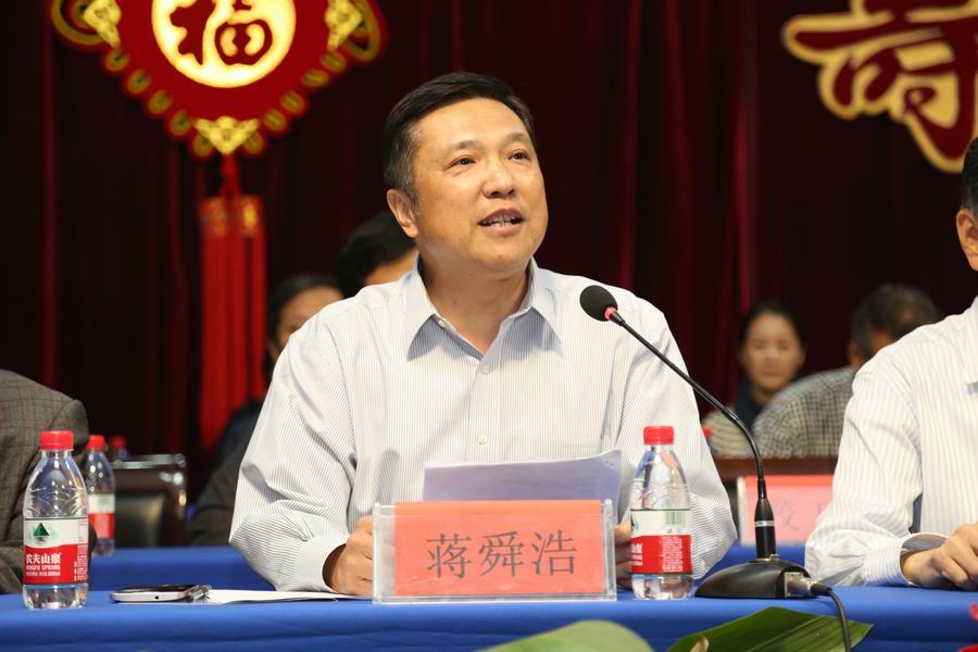 校党委副书记、纪委书记蒋舜浩主持会议