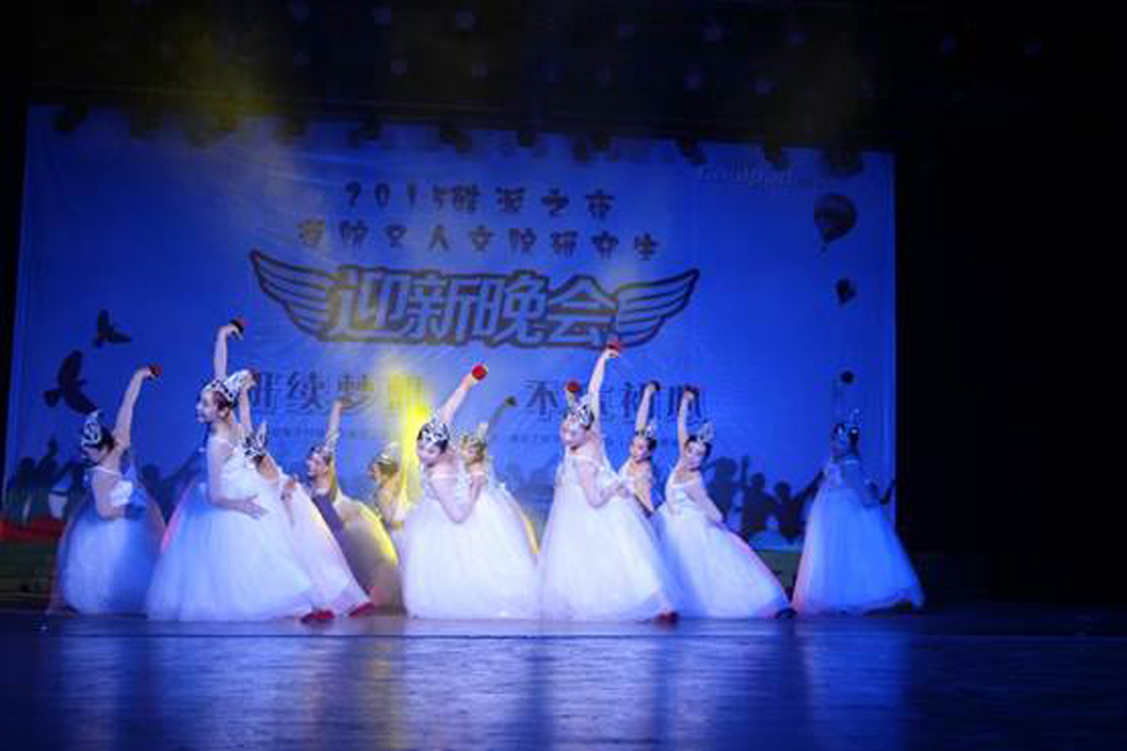 退休教师们表演的舞蹈《向天歌》
