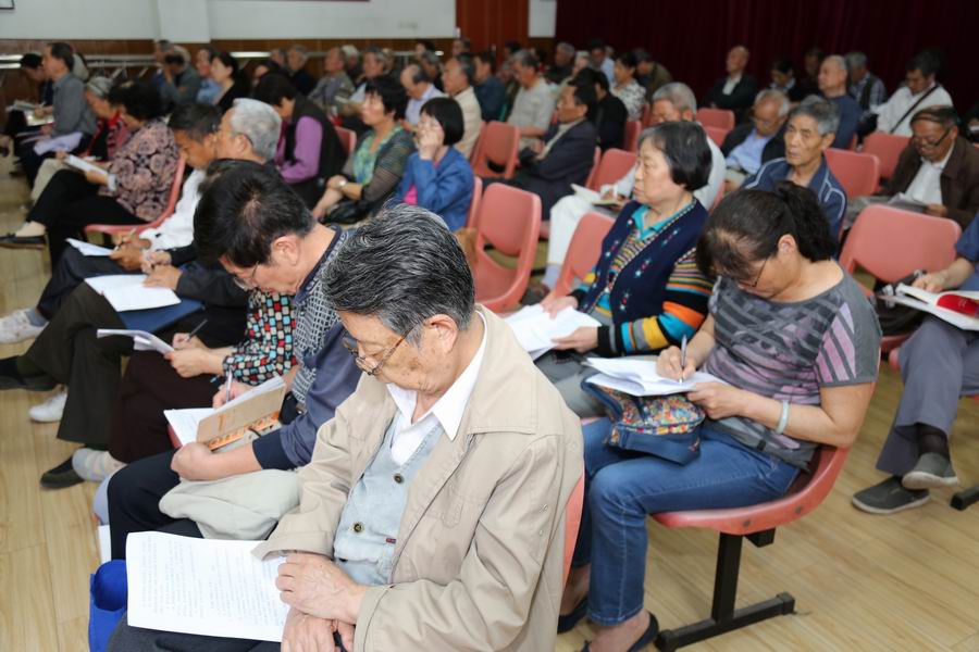 培训班上,学员们认真听讲并做好学习笔记