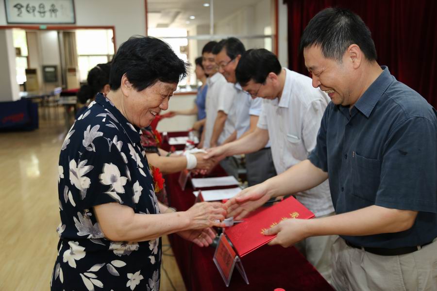 离退休纪委书记、副处长王渝秦为优秀党员颁发荣誉证书