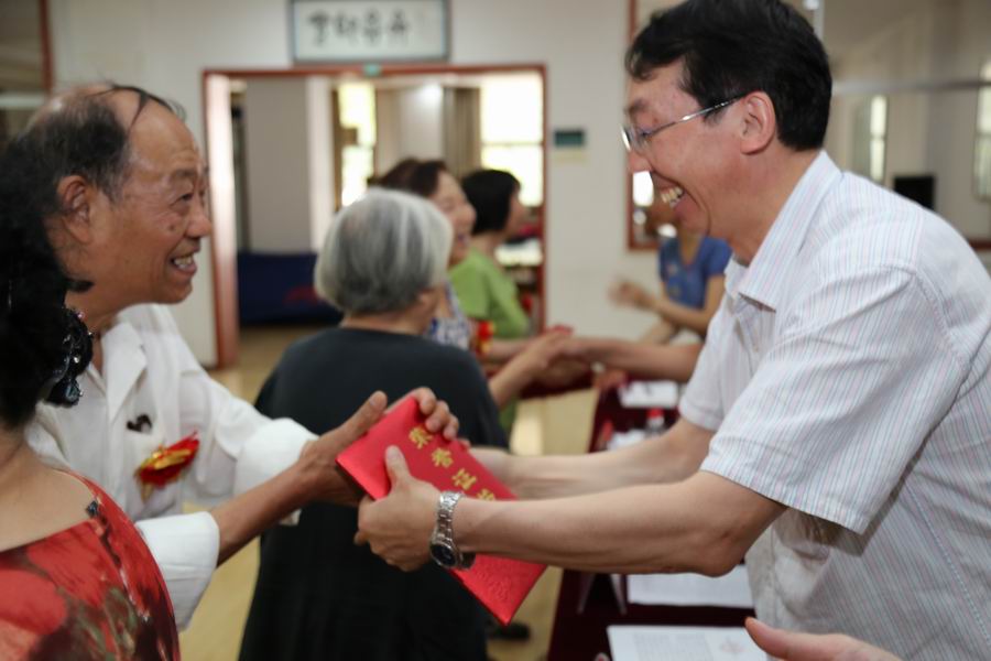校党委组织部部长邓卓峰为优秀党员颁发荣誉证书