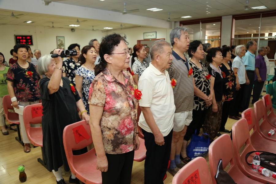 大会在集体奏唱《国际歌》中圆满落下帷幕