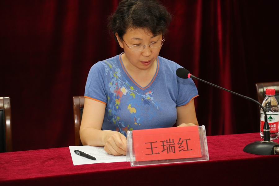 世界杯足球副处长王瑞红宣读教育部关工委《关于表扬全国教育系统关心下一代工作先进集体和先进个人的通报》