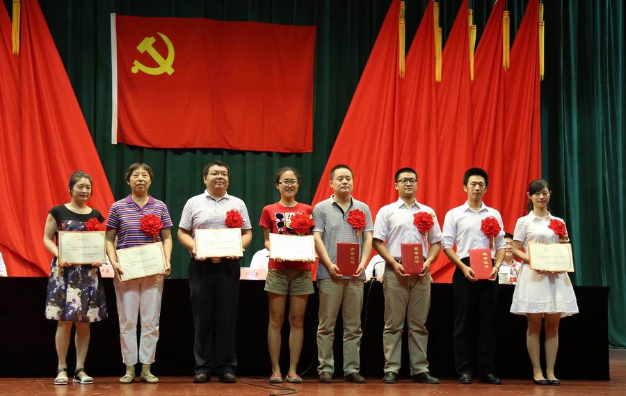 唐西荣(左二)获评“优秀党支部书记”