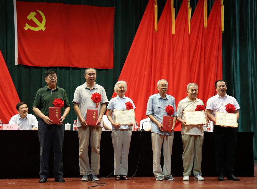 苗本致(右二)、秦荻辉(右三)、高琴娣(右四)等3名党员获评“优秀共产党员”