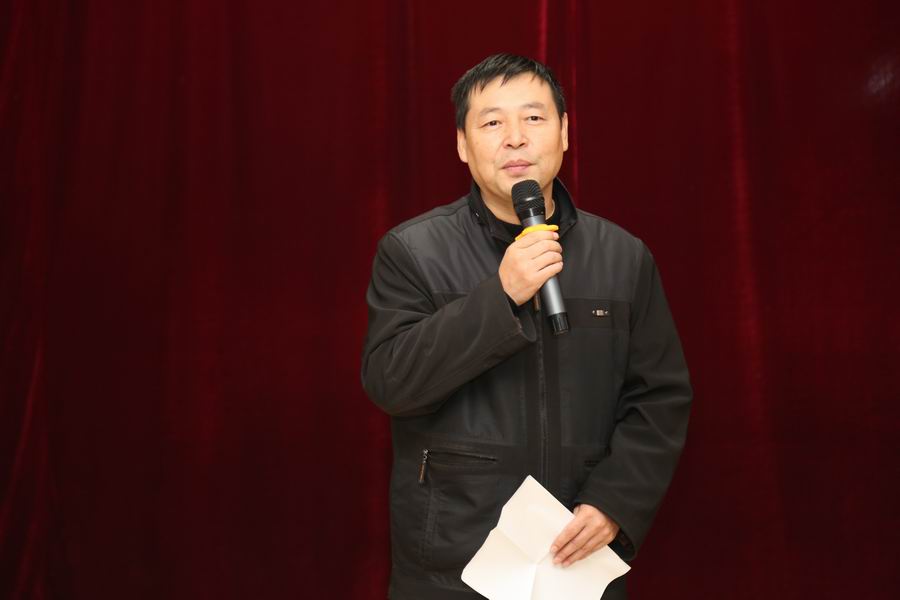 西安电子科技大学世界杯足球副处长王渝秦主持开幕式