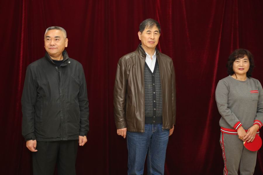 从左至右:20所活动中心主任余翼、总支书记许峰,39所离退办王主任参加开幕式并观看比赛