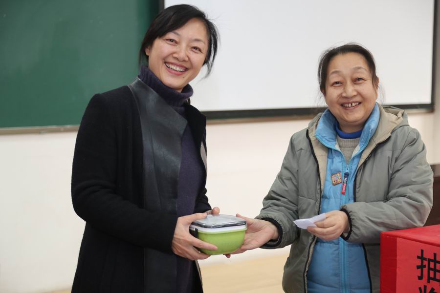 秘书长吕抗美(右)为获奖者颁奖