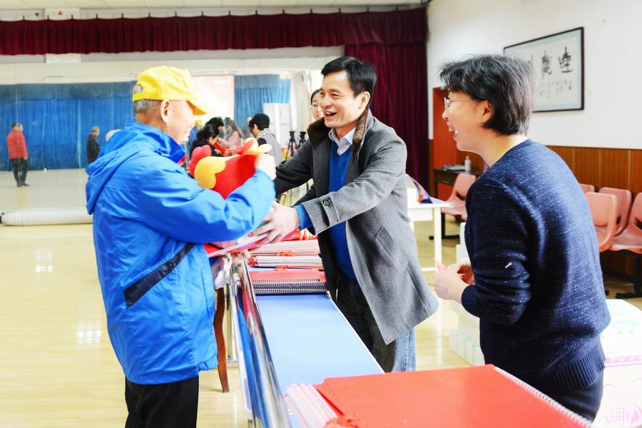 颁发纪念品