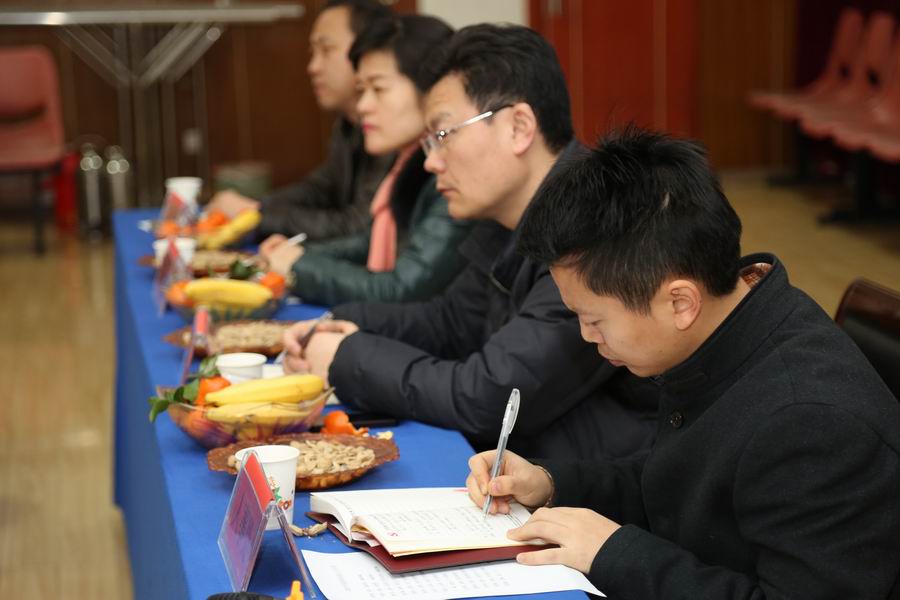 参加会议的相关部门负责人仔细倾听、认真记录每一条意见和建议,并现场解答