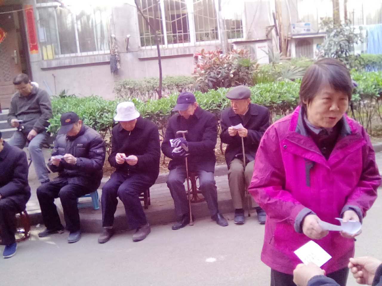 离退休第25号楼党支部组织委员为大家分发选票