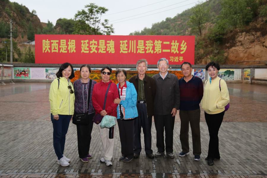 71号楼党支部是离退休党委党员人数最多的支部,有103名党员,这是党委委员、支部委员,以及社团组织负责人合影