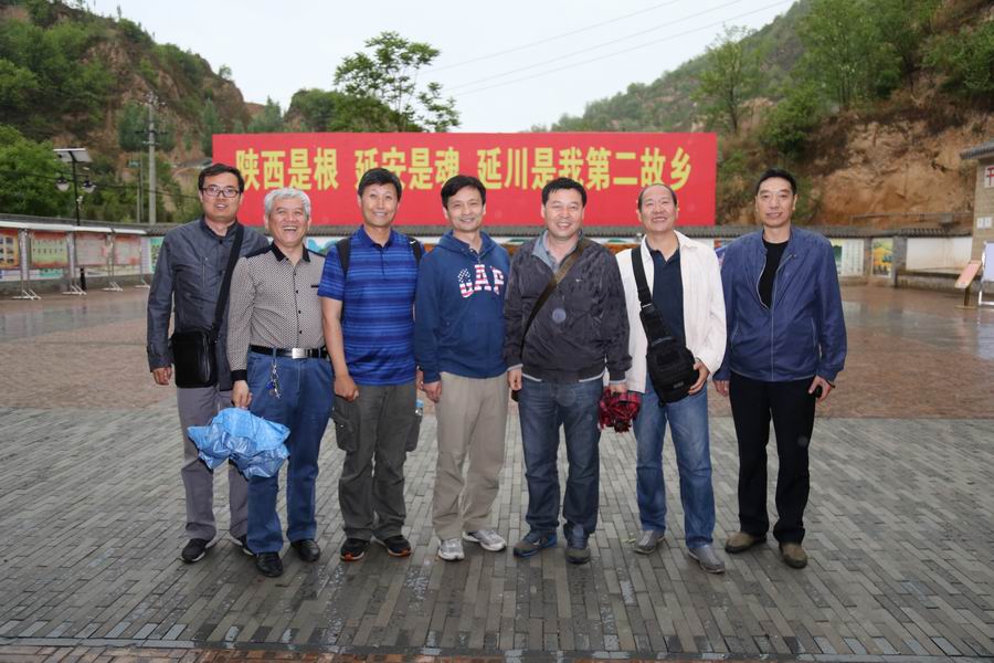 机关支部部分党员合影留念